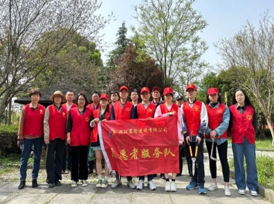 美化環(huán)境 愛花護(hù)綠| 鼎隆建設(shè)志愿活動(dòng)